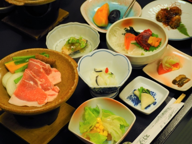 名物の”カキたまりやき”が絶品!「旅館くりもと」