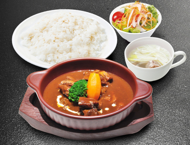 炭火で焼き上げるプリプリの牛たん「利久 仙台駅店」