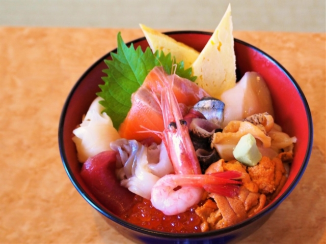 浜中のおいしい魚介!霧多布産昆布を使った「寿司ひらの」の豪華海鮮丼!