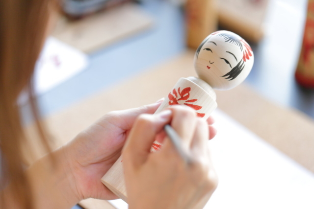 老舗のこけし工房で絵付け体験を「桜井こけし店」