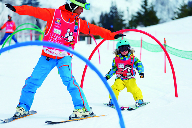 雪遊びからゲレンデアトラクション、休憩所まで ファミリーにうれしいサービスが盛りだくさん!湯沢中里スノーリゾート