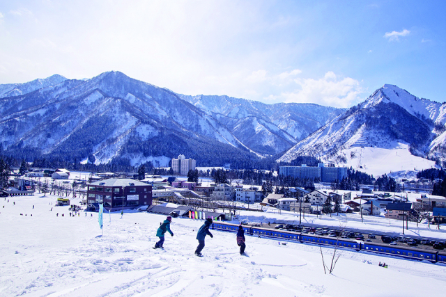 雪遊びからゲレンデアトラクション、休憩所まで ファミリーにうれしいサービスが盛りだくさん!湯沢中里スノーリゾート