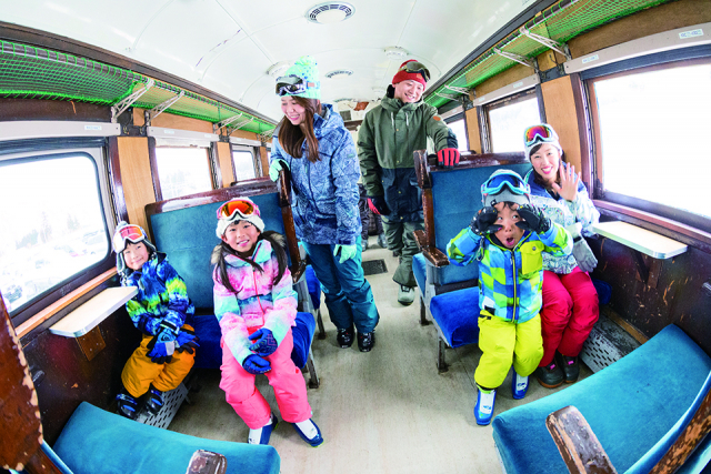 雪遊びからゲレンデアトラクション、休憩所まで ファミリーにうれしいサービスが盛りだくさん!湯沢中里スノーリゾート