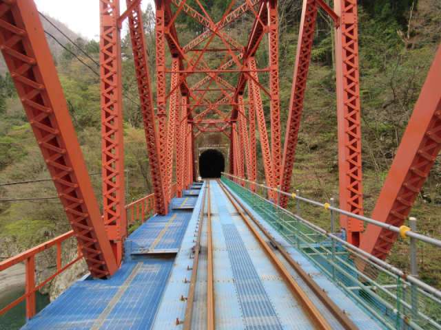 高い山々に囲まれた峡谷を通る渓谷コース(漆山駅~二ッ屋駅)