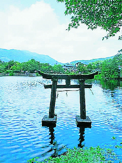 【大分の絶景:定番スポット】湖面から 霧が立ち上る由布院のシンボル「金鱗湖」