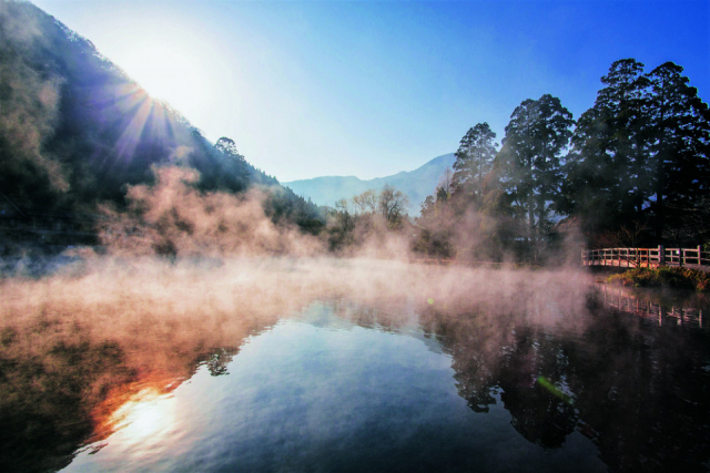 【大分の絶景:定番スポット】湖面から 霧が立ち上る由布院のシンボル「金鱗湖」