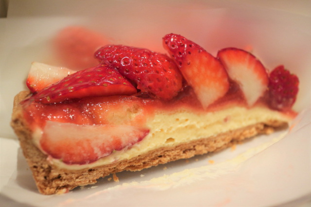 ①キルフェボンデビューにおすすめの王道いちごタルト!「朝顔型 奈良県産“古都華”のタルト」