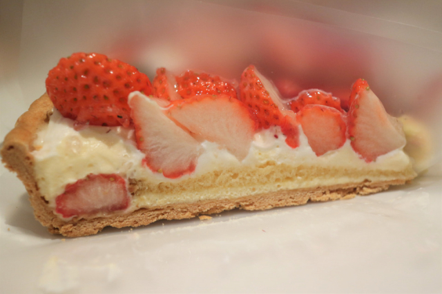 ②軽やかなクリームと香り豊かないちごがベストマッチ!「静岡県産“桃薫”のタルト」