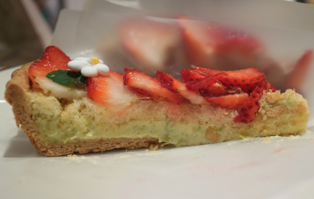 ③花びらのようなビジュアルが美しい!「宮城県山元町“山元いちご農園”のにこにこベリーとずんだのタルト」