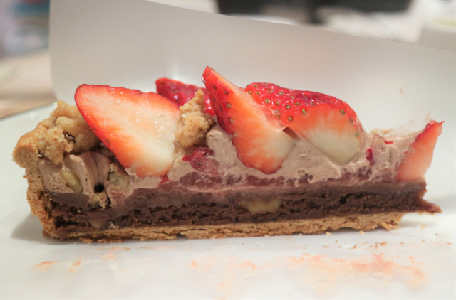 ④バレンタイン限定のスパイシーないちごタルト!「静岡県産 “紅ほっぺ”とクルミクランブルのタルト~チョコレート風味~」