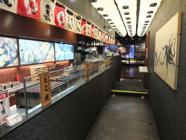 【難波でデート】タコがはみ出しまくりのたこ焼きにびっくり!「たこ家道頓堀くくる 本店」