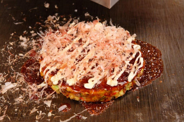 【難波でデート】おいしいお好み焼きで2人もアツアツ♡「はつせ」