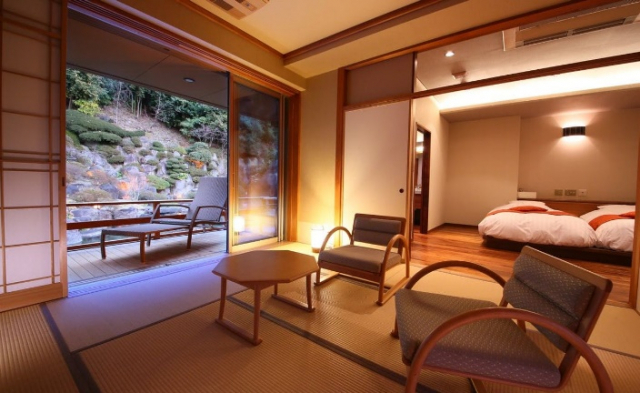 山々と庭園の緑に憩う品のいい客室群