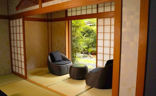 山々と庭園の緑に憩う品のいい客室群