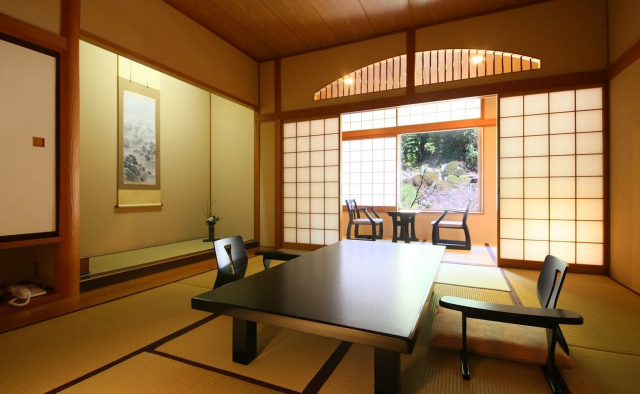 山々と庭園の緑に憩う品のいい客室群