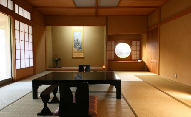 山々と庭園の緑に憩う品のいい客室群