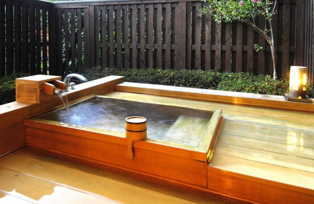 山々と庭園の緑に憩う品のいい客室群