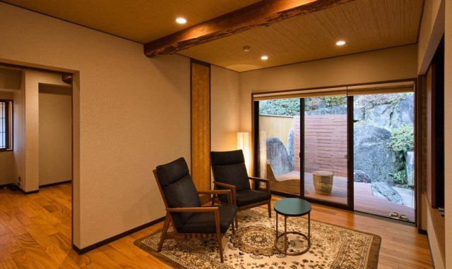 山々と庭園の緑に憩う品のいい客室群