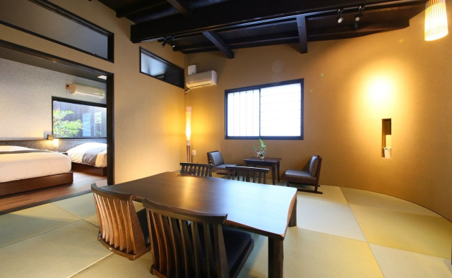 山々と庭園の緑に憩う品のいい客室群