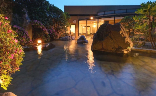 甲州ワインと洞窟風呂。魅力大のパブリック施設