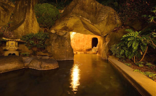 甲州ワインと洞窟風呂。魅力大のパブリック施設