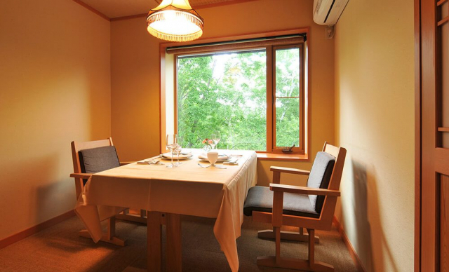 客室はすべてがダイニングルームと半露天風呂付き