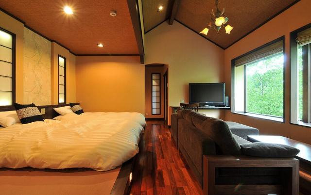 客室はすべてがダイニングルームと半露天風呂付き