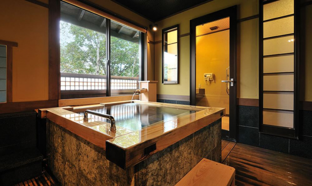 客室はすべてがダイニングルームと半露天風呂付き