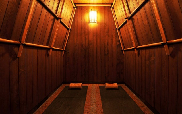 客室はすべてがダイニングルームと半露天風呂付き