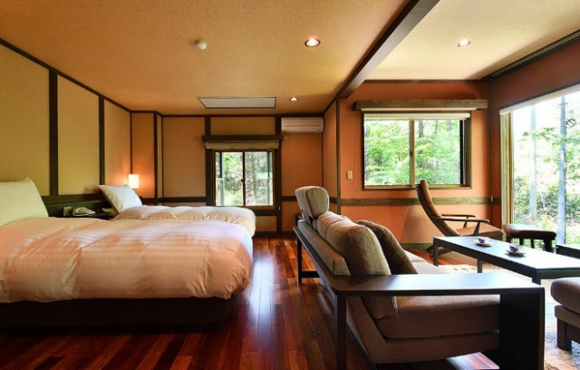 客室はすべてがダイニングルームと半露天風呂付き
