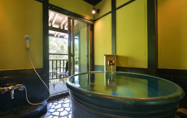 客室はすべてがダイニングルームと半露天風呂付き