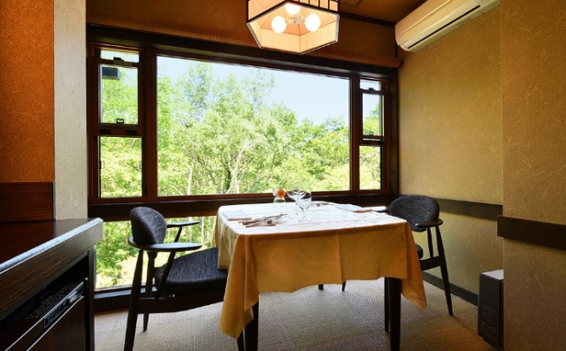 客室はすべてがダイニングルームと半露天風呂付き