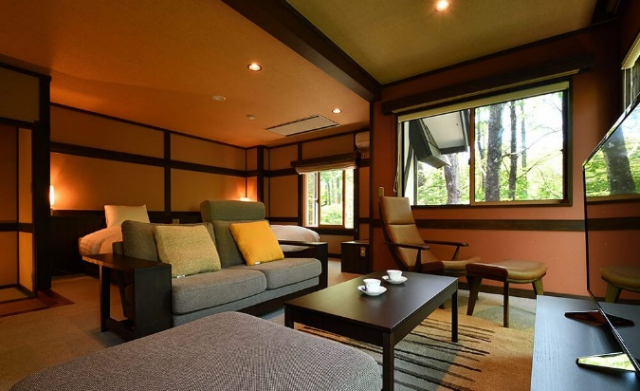 客室はすべてがダイニングルームと半露天風呂付き