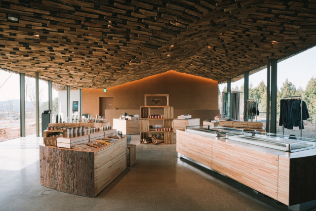 「Snow Peak FIELD SUITE SPA HEADQUARTERS」の魅力⑤:ショップ