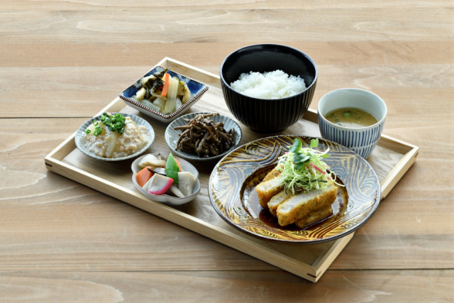 「Snow Peak FIELD SUITE SPA HEADQUARTERS」の魅力②:Snow Peak Eat(ラウンジ)