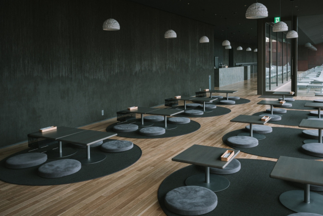 「Snow Peak FIELD SUITE SPA HEADQUARTERS」の魅力②:Snow Peak Eat(ラウンジ)