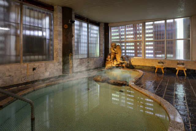 温泉街の中央に建つ宿「古勢起屋別館」