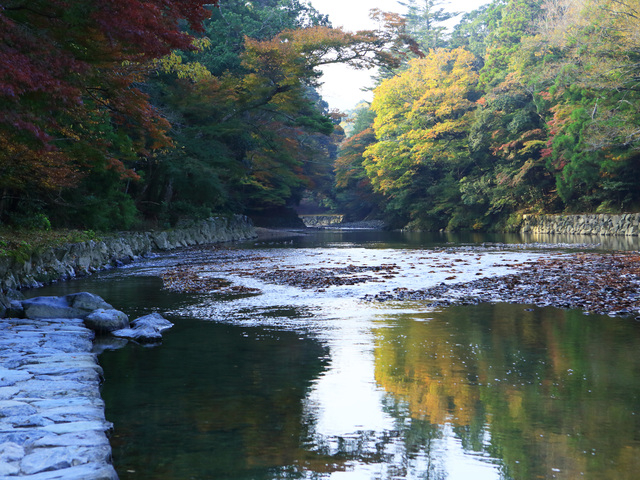 伊勢神宮内宮 広大な神域内で思い思いに過ごすひととき