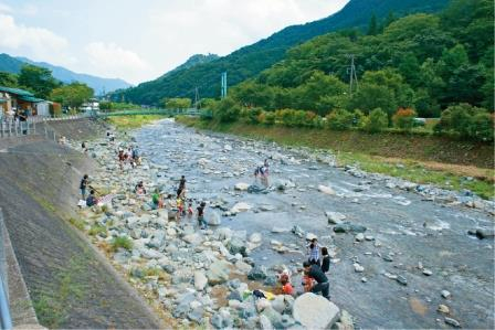 【山梨の道の駅】清らかな川と森に抱かれた好立地「道の駅 どうし」