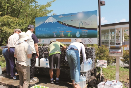 【山梨の道の駅】富士山を一望する好立地。グルメも楽しみも満載!「道の駅 富士吉田」