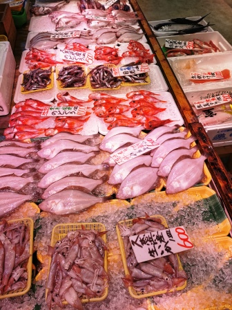 【茨城の道の駅】好みの魚介を楽しむ丼&浜焼きは行列必至!「道の駅 日立おさかなセンター」