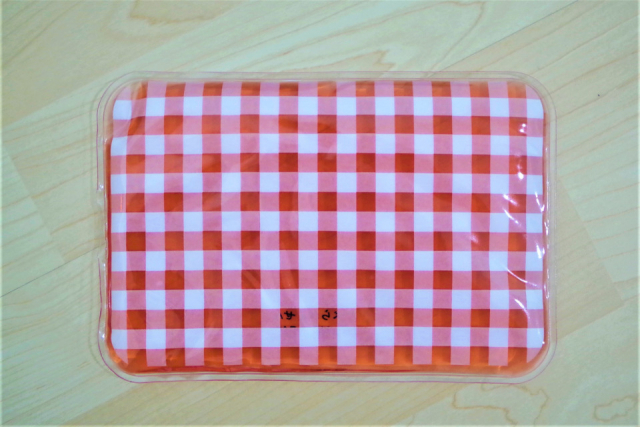 【ダイソーの保冷剤】保冷剤(チェック柄、レッド)