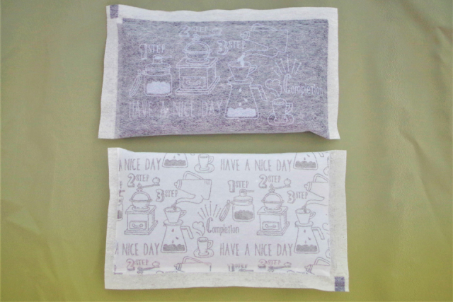 【ダイソーの保冷剤】保冷剤表面の結露を吸収する保冷剤(カフェ柄、70g×2)