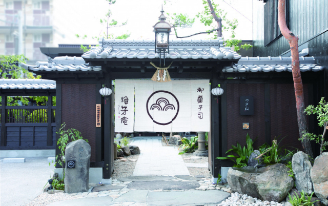 【大阪のみたらし団子おすすめ③】ユニークな形と香ばしい香りが特徴「浪芳庵」