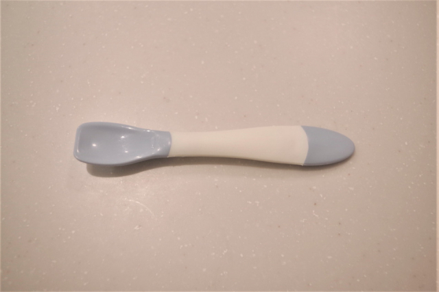 左右に曲がるベビースプーン