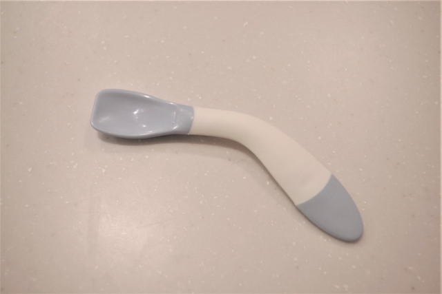 左右に曲がるベビースプーン