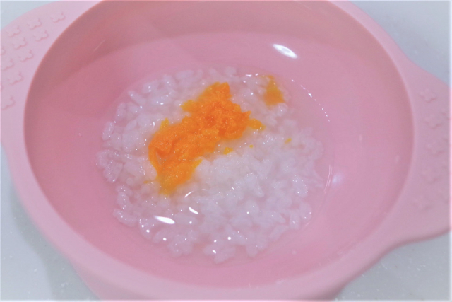 テーブルに吸着できるシリコーンボウル(ピンク)