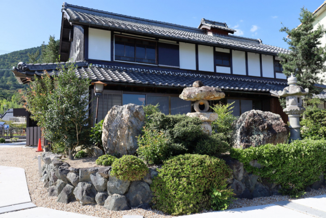 滋賀で会える看板ねこ①【ニコノシッポ】廃屋を再生。和モダンな一軒家カフェで暮らすようにくつろぐ