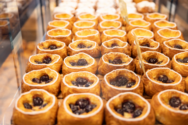 広島生まれのベーカリー「広島アンデルセン」で焼きたてパンの朝食を