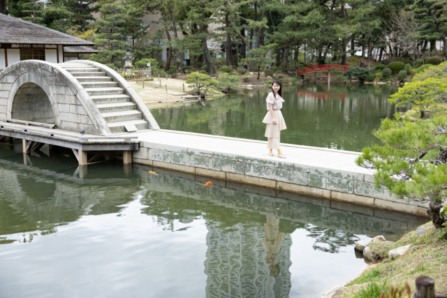 一年を通じて絵になる風景が広がる「縮景園」を散策